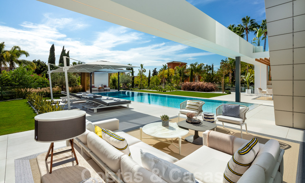 Prête à emménager, nouvelle villa de conception moderne à vendre dans une urbanisation en bord de mer très recherchée, juste à l'est du centre de Marbella 37568