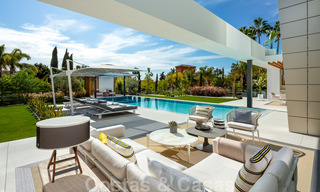Prête à emménager, nouvelle villa de conception moderne à vendre dans une urbanisation en bord de mer très recherchée, juste à l'est du centre de Marbella 37568 