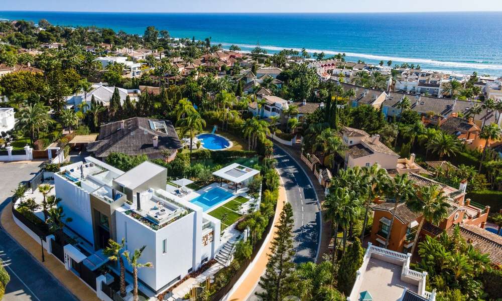 Prête à emménager, nouvelle villa de conception moderne à vendre dans une urbanisation en bord de mer très recherchée, juste à l'est du centre de Marbella 37570