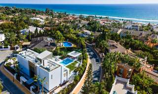 Prête à emménager, nouvelle villa de conception moderne à vendre dans une urbanisation en bord de mer très recherchée, juste à l'est du centre de Marbella 37570 