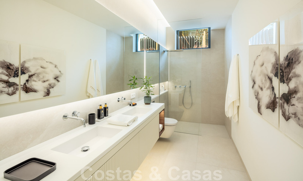 Prête à emménager, nouvelle villa de conception moderne à vendre dans une urbanisation en bord de mer très recherchée, juste à l'est du centre de Marbella 37572