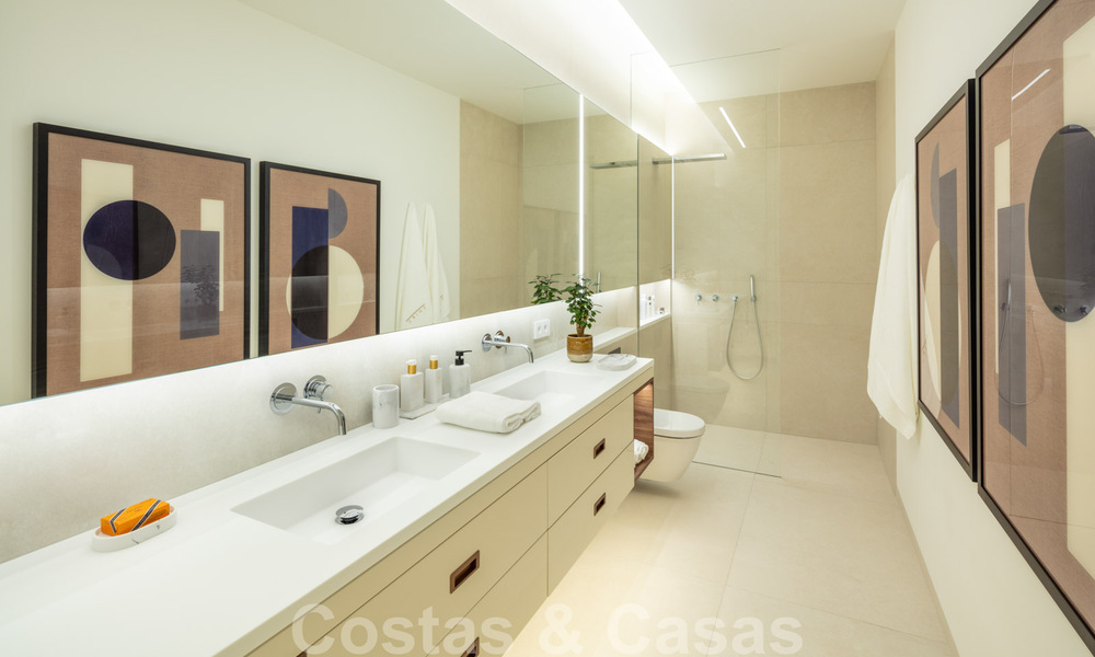 Prête à emménager, nouvelle villa de conception moderne à vendre dans une urbanisation en bord de mer très recherchée, juste à l'est du centre de Marbella 37574