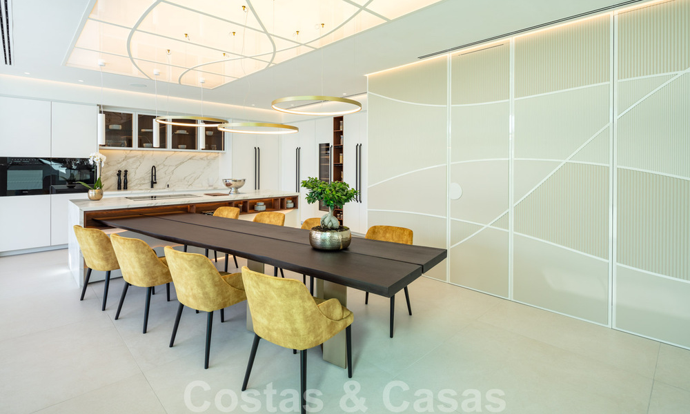 Prête à emménager, nouvelle villa de conception moderne à vendre dans une urbanisation en bord de mer très recherchée, juste à l'est du centre de Marbella 37577