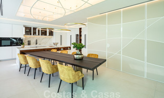 Prête à emménager, nouvelle villa de conception moderne à vendre dans une urbanisation en bord de mer très recherchée, juste à l'est du centre de Marbella 37577 