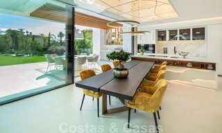 Prête à emménager, nouvelle villa de conception moderne à vendre dans une urbanisation en bord de mer très recherchée, juste à l'est du centre de Marbella 37578 