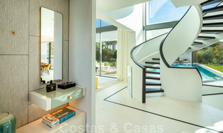 Prête à emménager, nouvelle villa de conception moderne à vendre dans une urbanisation en bord de mer très recherchée, juste à l'est du centre de Marbella 37579 