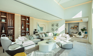 Prête à emménager, nouvelle villa de conception moderne à vendre dans une urbanisation en bord de mer très recherchée, juste à l'est du centre de Marbella 37580 
