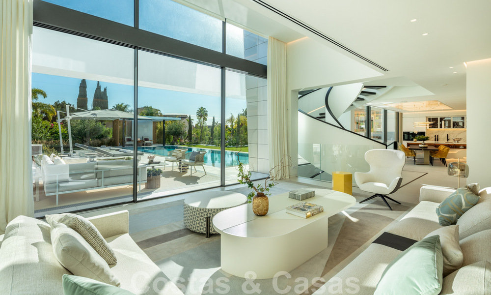 Prête à emménager, nouvelle villa de conception moderne à vendre dans une urbanisation en bord de mer très recherchée, juste à l'est du centre de Marbella 37581