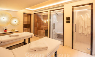 Prête à emménager, nouvelle villa de conception moderne à vendre dans une urbanisation en bord de mer très recherchée, juste à l'est du centre de Marbella 37582 