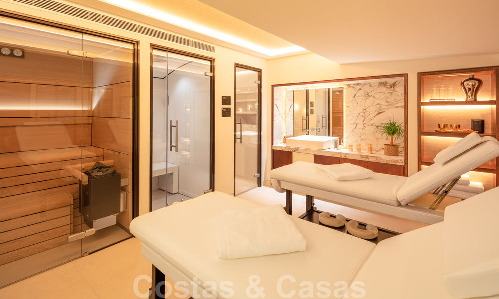 Prête à emménager, nouvelle villa de conception moderne à vendre dans une urbanisation en bord de mer très recherchée, juste à l'est du centre de Marbella 37583