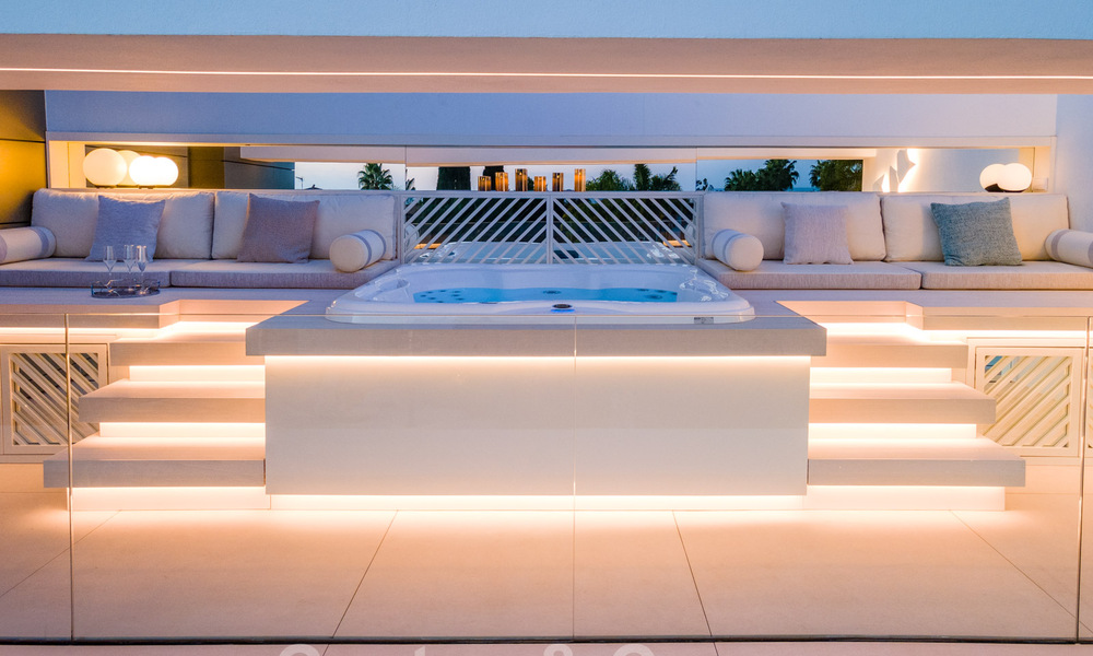 Prête à emménager, nouvelle villa de conception moderne à vendre dans une urbanisation en bord de mer très recherchée, juste à l'est du centre de Marbella 37584