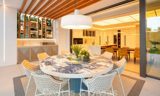 Prête à emménager, nouvelle villa de conception moderne à vendre dans une urbanisation en bord de mer très recherchée, juste à l'est du centre de Marbella 37585 