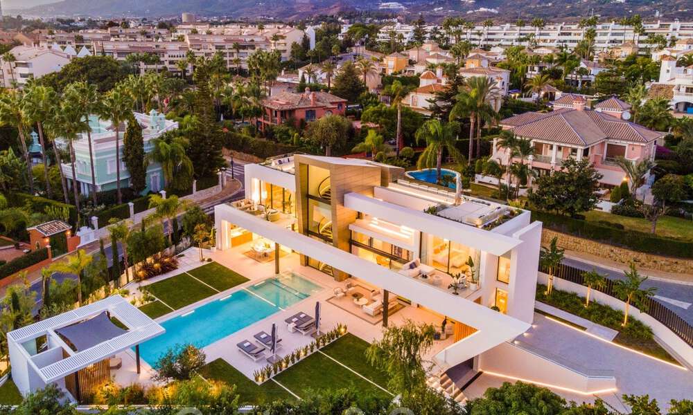 Prête à emménager, nouvelle villa de conception moderne à vendre dans une urbanisation en bord de mer très recherchée, juste à l'est du centre de Marbella 37586