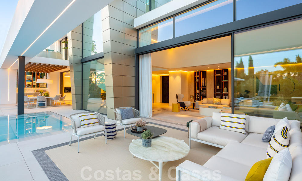 Prête à emménager, nouvelle villa de conception moderne à vendre dans une urbanisation en bord de mer très recherchée, juste à l'est du centre de Marbella 37587