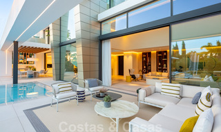 Prête à emménager, nouvelle villa de conception moderne à vendre dans une urbanisation en bord de mer très recherchée, juste à l'est du centre de Marbella 37587 