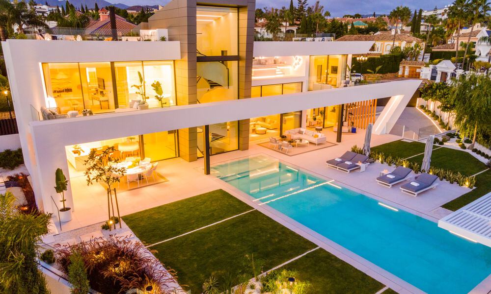 Prête à emménager, nouvelle villa de conception moderne à vendre dans une urbanisation en bord de mer très recherchée, juste à l'est du centre de Marbella 37588