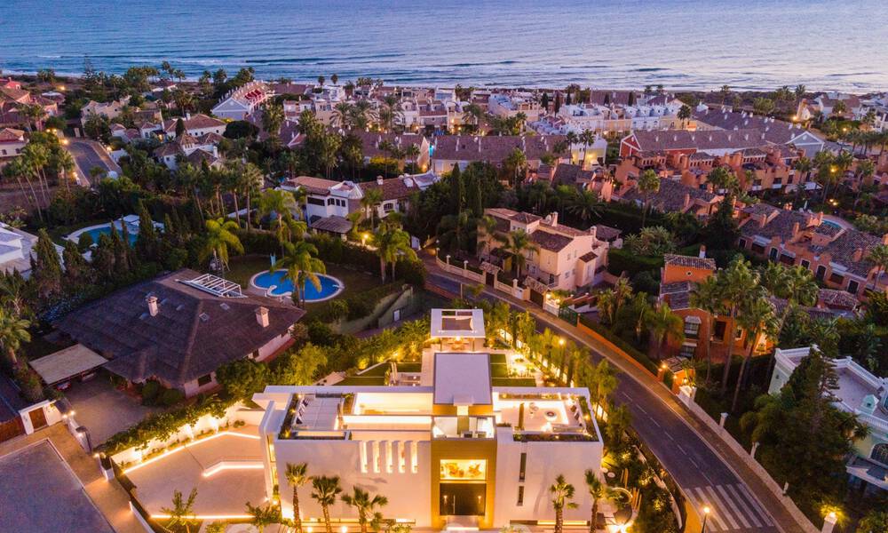 Prête à emménager, nouvelle villa de conception moderne à vendre dans une urbanisation en bord de mer très recherchée, juste à l'est du centre de Marbella 37589