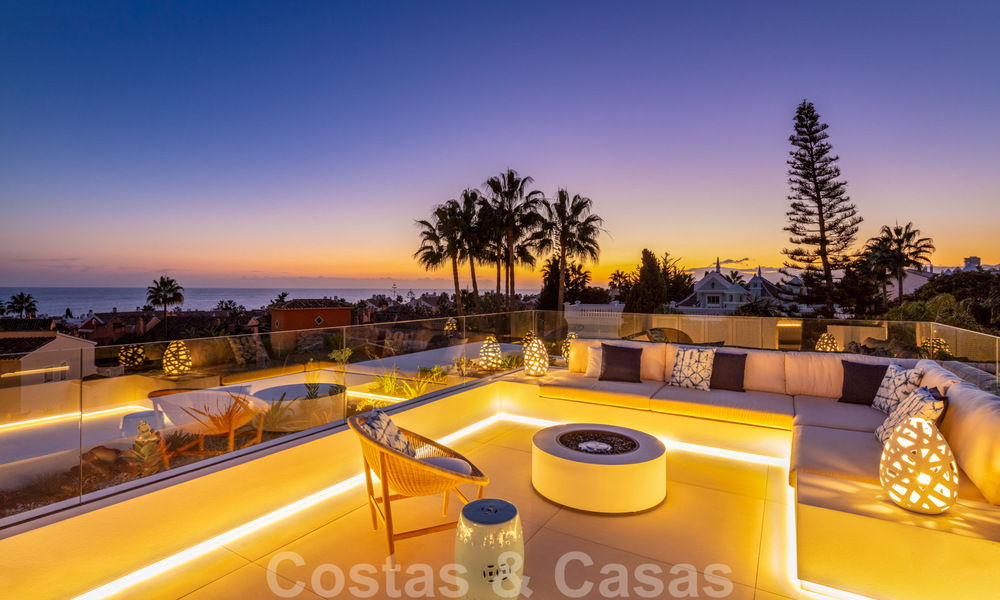 Prête à emménager, nouvelle villa de conception moderne à vendre dans une urbanisation en bord de mer très recherchée, juste à l'est du centre de Marbella 37590