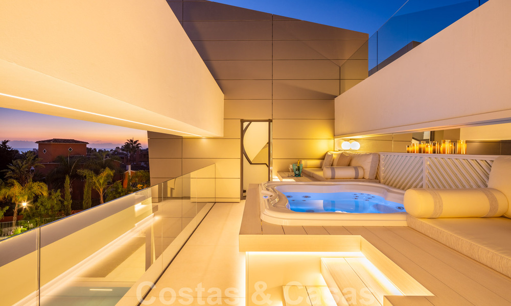 Prête à emménager, nouvelle villa de conception moderne à vendre dans une urbanisation en bord de mer très recherchée, juste à l'est du centre de Marbella 37591