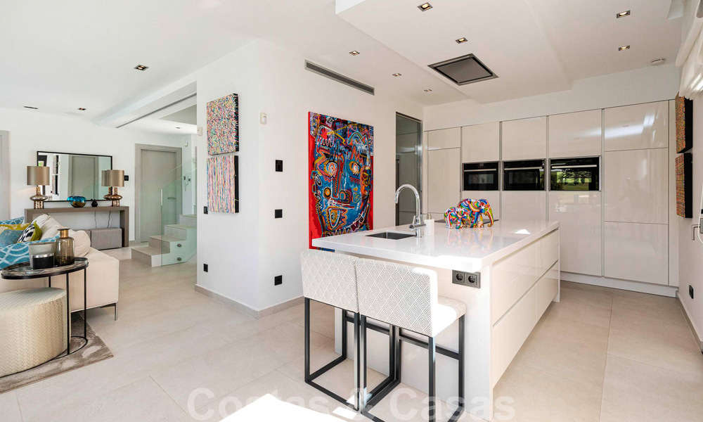 Prêt à emménager, villa moderne de luxe à vendre, première ligne de golf à Benahavis - Marbella 37659