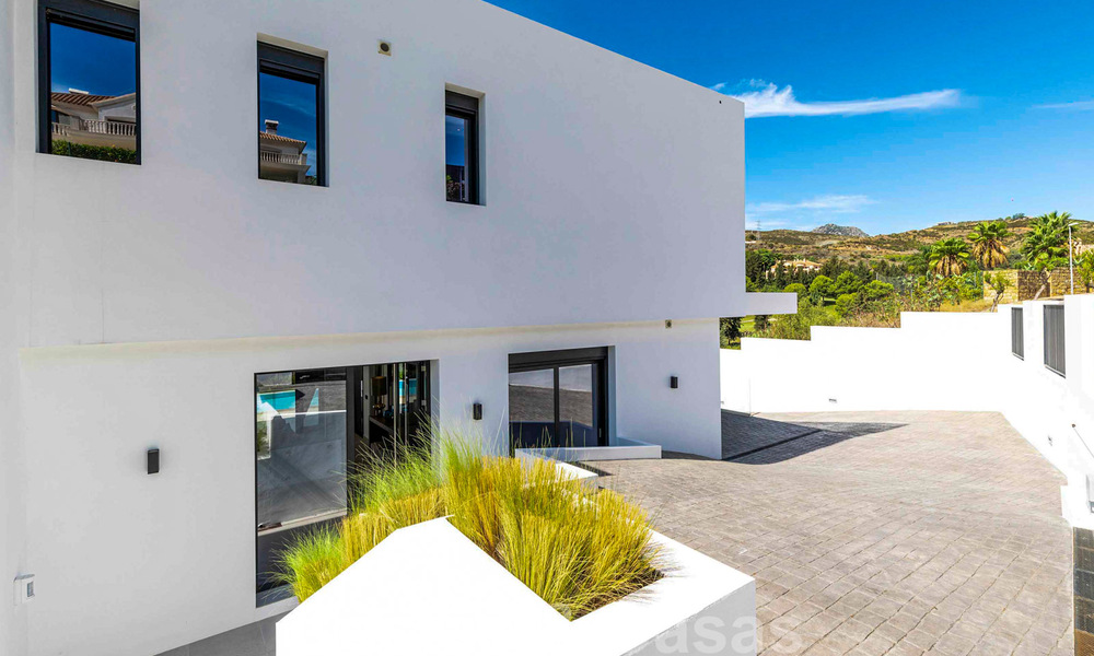 Prêt à emménager, villa moderne de luxe à vendre, première ligne de golf à Benahavis - Marbella 37665