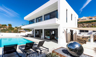 Prêt à emménager, villa moderne de luxe à vendre, première ligne de golf à Benahavis - Marbella 37673 