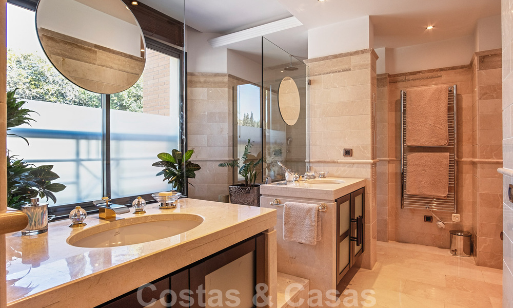 Appartement de luxe en front de mer à vendre avec vue sur la mer à Puerto Banus, Marbella 37715
