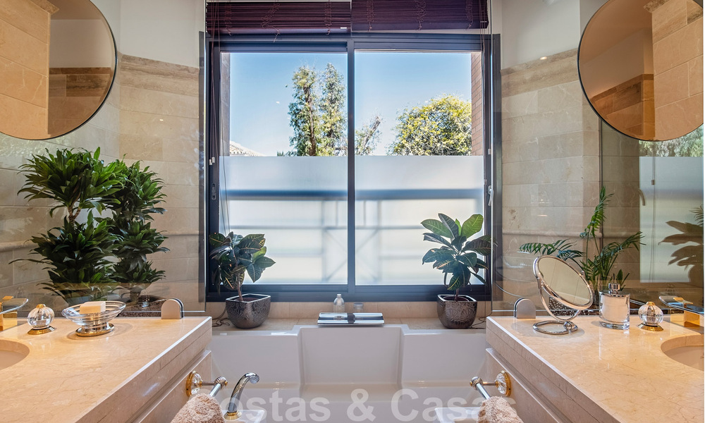 Appartement de luxe en front de mer à vendre avec vue sur la mer à Puerto Banus, Marbella 37716