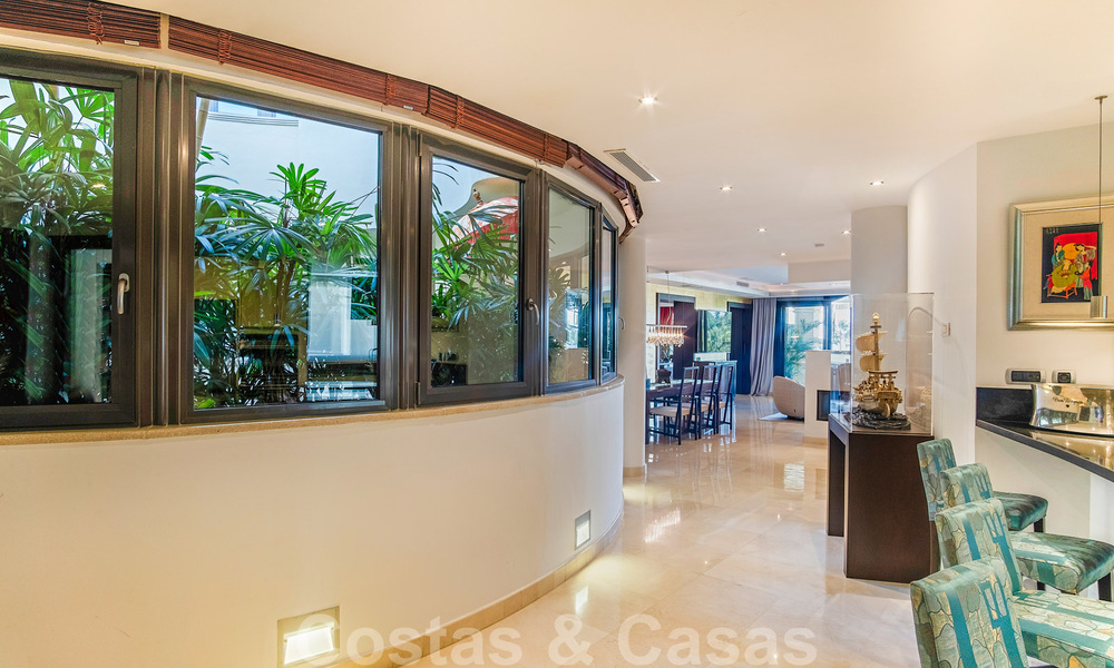 Appartement de luxe en front de mer à vendre avec vue sur la mer à Puerto Banus, Marbella 37717