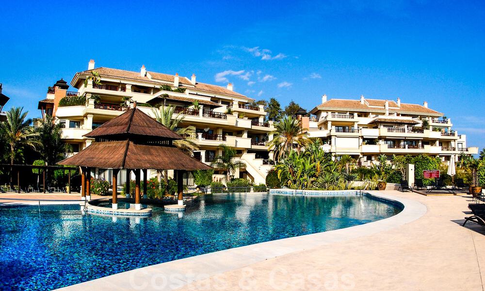 Appartement de luxe en front de mer à vendre avec vue sur la mer à Puerto Banus, Marbella 37990