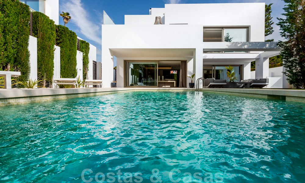 Prête à emménager, villa de design moderne à vendre, deuxième ligne de plage sur le Golden Mile, Marbella 37980