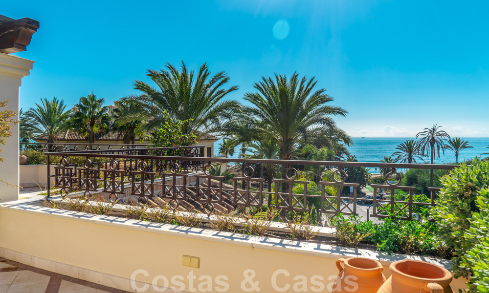 Vente d'un élégant penthouse en front de mer de style méditerranéen avec vue sur la mer à Los Monteros, Marbella 38069