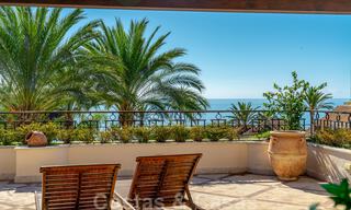 Vente d'un élégant penthouse en front de mer de style méditerranéen avec vue sur la mer à Los Monteros, Marbella 38070 