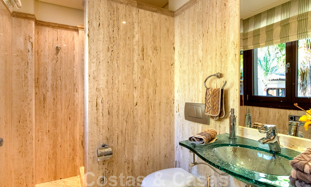 Vente d'un élégant penthouse en front de mer de style méditerranéen avec vue sur la mer à Los Monteros, Marbella 38071