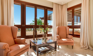 Vente d'un élégant penthouse en front de mer de style méditerranéen avec vue sur la mer à Los Monteros, Marbella 38072 
