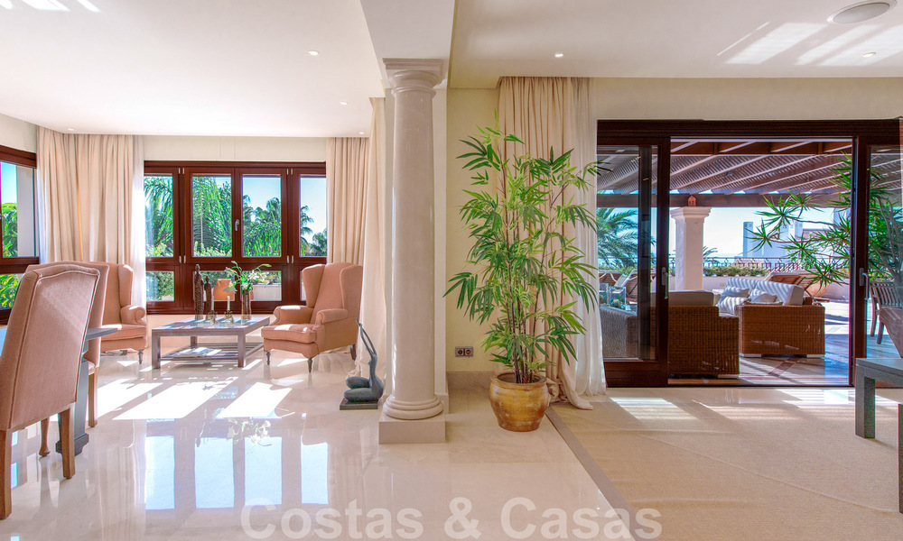 Vente d'un élégant penthouse en front de mer de style méditerranéen avec vue sur la mer à Los Monteros, Marbella 38073