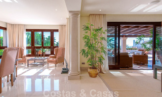 Vente d'un élégant penthouse en front de mer de style méditerranéen avec vue sur la mer à Los Monteros, Marbella 38073 