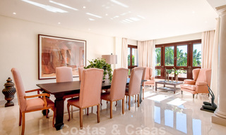 Vente d'un élégant penthouse en front de mer de style méditerranéen avec vue sur la mer à Los Monteros, Marbella 38074 