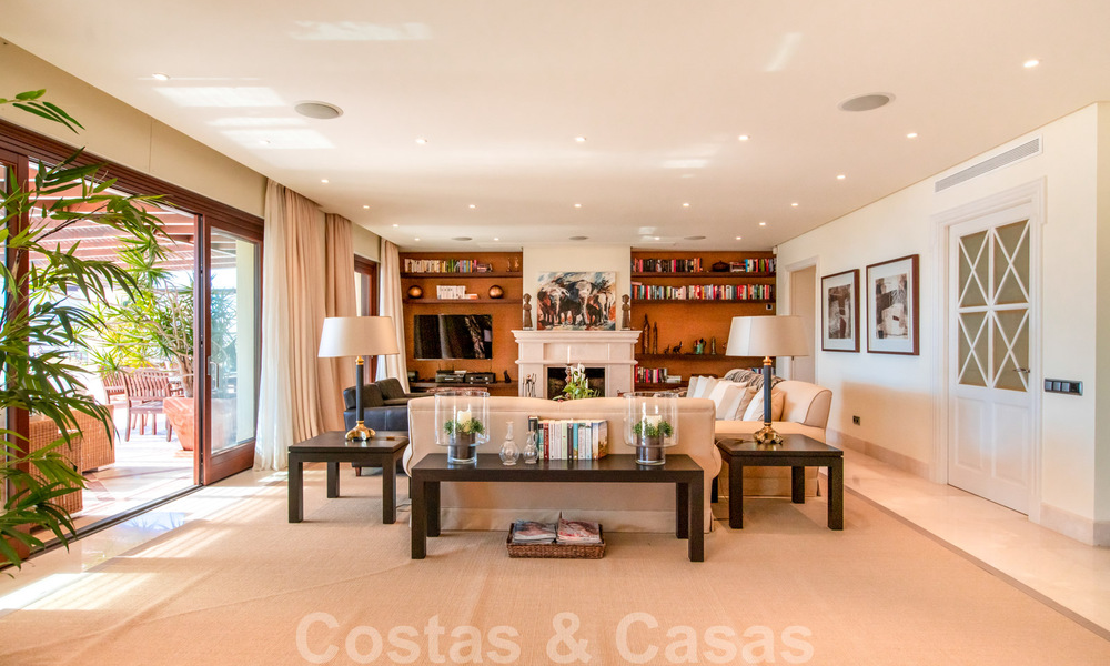 Vente d'un élégant penthouse en front de mer de style méditerranéen avec vue sur la mer à Los Monteros, Marbella 38075