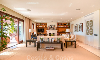 Vente d'un élégant penthouse en front de mer de style méditerranéen avec vue sur la mer à Los Monteros, Marbella 38075 