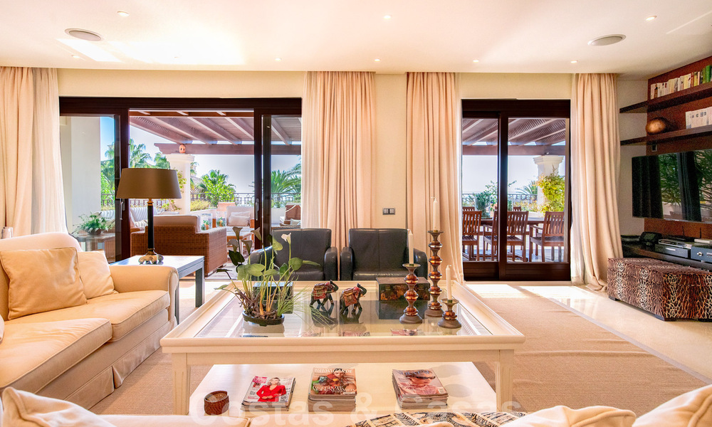 Vente d'un élégant penthouse en front de mer de style méditerranéen avec vue sur la mer à Los Monteros, Marbella 38077