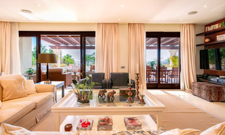 Vente d'un élégant penthouse en front de mer de style méditerranéen avec vue sur la mer à Los Monteros, Marbella 38077 