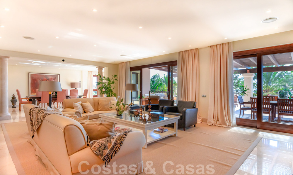 Vente d'un élégant penthouse en front de mer de style méditerranéen avec vue sur la mer à Los Monteros, Marbella 38078