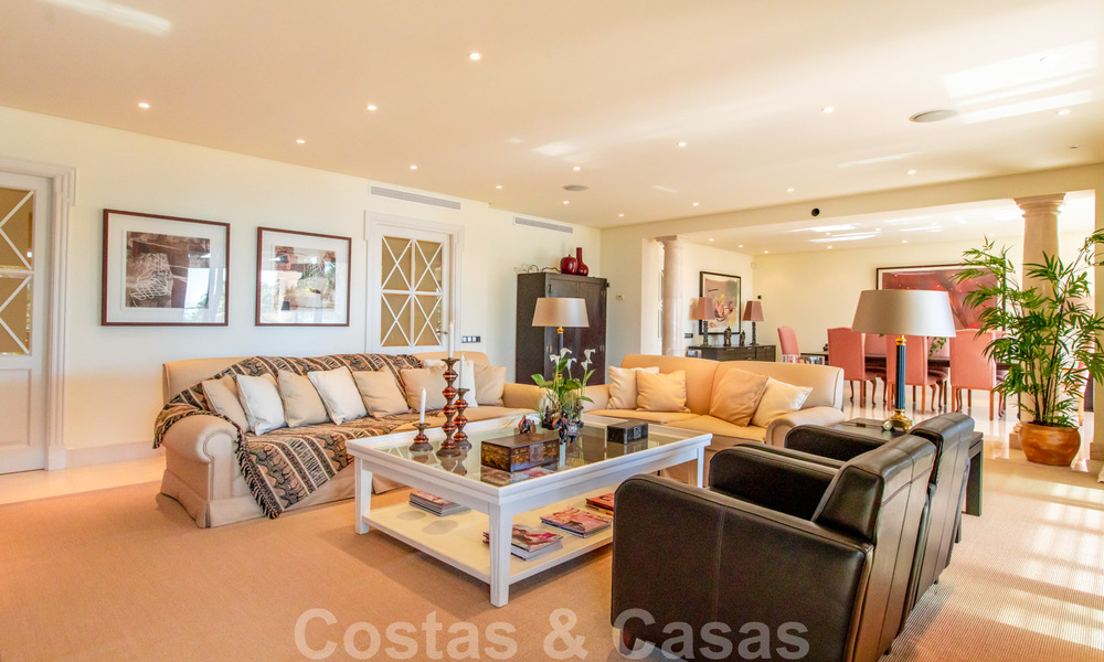 Vente d'un élégant penthouse en front de mer de style méditerranéen avec vue sur la mer à Los Monteros, Marbella 38080