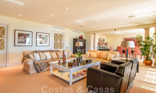 Vente d'un élégant penthouse en front de mer de style méditerranéen avec vue sur la mer à Los Monteros, Marbella 38080 