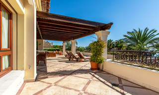 Vente d'un élégant penthouse en front de mer de style méditerranéen avec vue sur la mer à Los Monteros, Marbella 38081 