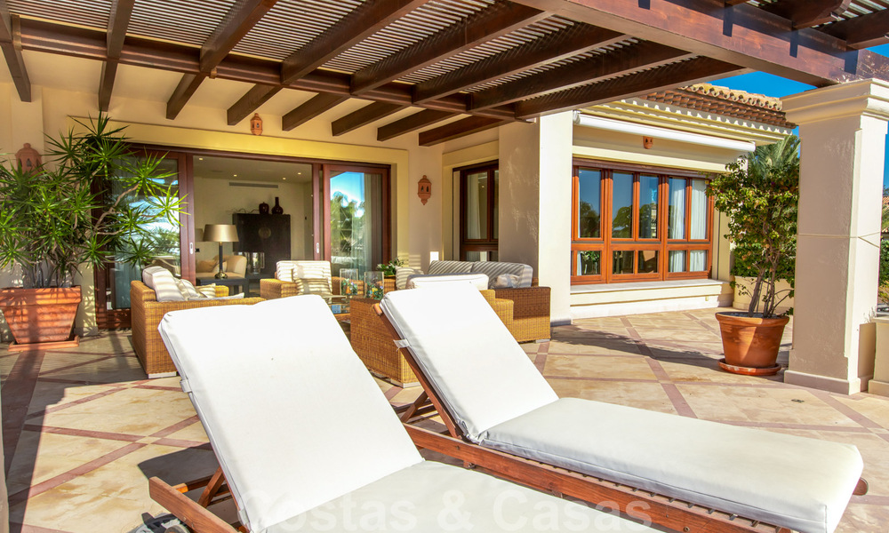 Vente d'un élégant penthouse en front de mer de style méditerranéen avec vue sur la mer à Los Monteros, Marbella 38085