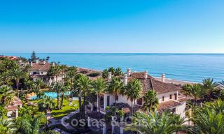 Vente d'un élégant penthouse en front de mer de style méditerranéen avec vue sur la mer à Los Monteros, Marbella 38092 