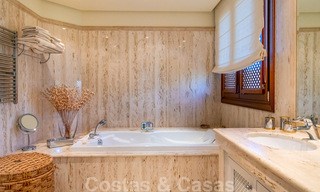 Vente d'un élégant penthouse en front de mer de style méditerranéen avec vue sur la mer à Los Monteros, Marbella 38095 