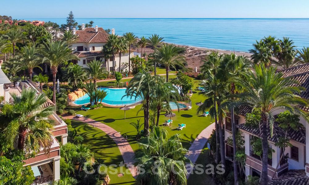 Vente d'un élégant penthouse en front de mer de style méditerranéen avec vue sur la mer à Los Monteros, Marbella 38096